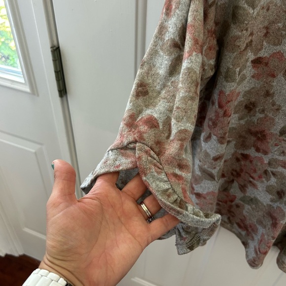 Rose & Olive Floral Print and Ruffle Sleeve Women's Top Size 1X - Picture 5 of 7